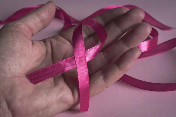 In che modo la calibrazione del sistema di controllo di trazione può prevenire il pattinamento su strade bagnate?