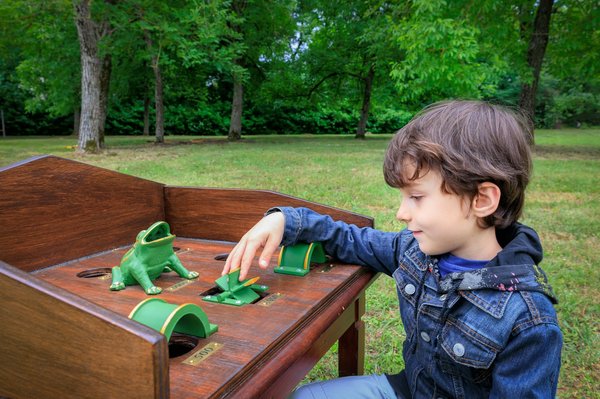 Come progettare un'area gioco per bambini nel giardino rispettando la sicurezza e il divertimento?